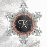 Adorno De Peltre Tipo Copo De Nieve Rosa personalizado Purpurina de oro Monograma de e<br><div class="desc">Personaliza fácilmente este elegante diseño de ornamento con rosa de bonito purpurina brillante dorado sobre fondo metálico negro cepillado.</div>