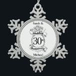 Adorno De Peltre Tipo Copo De Nieve rosa Romántico de flores en 30° aniversario de Bod<br><div class="desc">Un romántico diseño de flores negras y blancas para el 30 aniversario de los bodas.</div>