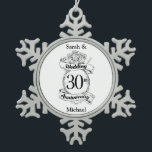Adorno De Peltre Tipo Copo De Nieve rosa Romántico de flores en 30° aniversario de Bod<br><div class="desc">Un romántico diseño de flores negras y blancas para el 30 aniversario de los bodas.</div>