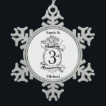 Adorno De Peltre Tipo Copo De Nieve Rosas y vides Romántico 3er aniversario Boda<br><div class="desc">Un placer para conmemorar su tercer aniversario de boda. El escudo como el diseño en blanco y negro,  con rosas y viñas románticas. Una gran manera de conmemorar tu tercer año de matrimonio.</div>