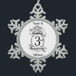 Adorno De Peltre Tipo Copo De Nieve Rosas y vides Romántico 3er aniversario Boda<br><div class="desc">Un placer para conmemorar su tercer aniversario de boda. El escudo como el diseño en blanco y negro,  con rosas y viñas románticas. Una gran manera de conmemorar tu tercer año de matrimonio.</div>