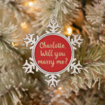 Adorno De Peltre Tipo Copo De Nieve ¿Se casará conmigo con una propuesta de nombre per<br><div class="desc">¿Te casarás conmigo el personalizado rojo dorado de la propuesta del nombre de la escritura Snowflake Pewter Navidad Ornament. Elegante adorable falso oro y adorno rojo crimson. Compromiso de Navidades románticos,  propuesta matrimonial.</div>