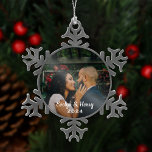 Adorno De Peltre Tipo Copo De Nieve Sencillamente Elegante foto Monograma de guión bla<br><div class="desc">Fotografía personalizada Nochebuena adornador de Navidad para una pareja recién casada o recién casada con texto personalizado para los nombres y el año.</div>