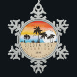 Adorno De Peltre Tipo Copo De Nieve Siesta Key Florida Beach Retro Sunset Souvenir de<br><div class="desc">Siesta Key Florida Vintage Souvenirs de los años 60. Siesta Key Florida - Retro Tropical Palm Tree Souvenirs Vintage diseño hace un gran Navidad o regalo de cumpleaños para los aficionados a la playa Siesta Key. El diseño retro de la vibra de verano es un regalo perfecto para los amantes...</div>