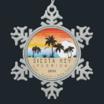 Adorno De Peltre Tipo Copo De Nieve Siesta Key Florida Beach Retro Sunset Souvenir de<br><div class="desc">Siesta Key Florida Vintage Souvenirs de los años 60. Siesta Key Florida - Retro Tropical Palm Tree Souvenirs Vintage diseño hace un gran Navidad o regalo de cumpleaños para los aficionados a la playa Siesta Key. El diseño retro de la vibra de verano es un regalo perfecto para los amantes...</div>