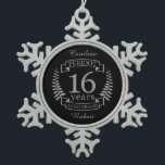 Adorno De Peltre Tipo Copo De Nieve Silver boda tradicional aniversario 16 años<br><div class="desc">Un diseño para celebrar 16 años de matrimonio. El diseño tiene un diseño de laurel gris / plateado (el color tradicional) en un fondo negro. La plata es el regalo tradicional para esta ocasión. El texto dice el aniversario de Silver 16 años. Un diseño romántico para celebrar tu decimosexto año...</div>