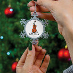 Adorno De Peltre Tipo Copo De Nieve Sólo Cellin Cellist Performance Music Personalizad<br><div class="desc">Este adorno navideño "Just Cellin" hace un gran regalo para un violonchelista o como un regalo para ti mismo en los momentos en que te enfrentas o para cualquier ocasión especial. Añadir un nombre o año de vacaciones usando nuestro botón "Personalizado" arriba</div>