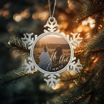 Adorno De Peltre Tipo Copo De Nieve Sr. Foto de la Sra. Newlyweds<br><div class="desc">Primer regalo de navidad para recién casados o su nuevo cónyuge. "Sr. Y la escritura de la señora" encima de su foto.</div>