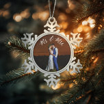 Adorno De Peltre Tipo Copo De Nieve Sr. y la Sra. Newly Weds Pewter Keepsake Ornament<br><div class="desc">Primer regalo de navidad para recién casados o su nuevo cónyuge. "Sr. Y la escritura de la señora" encima de su foto. Foto cortesía del fotógrafo Boda de Leeds,  John Hope. Visitarlo en http://www.johnhopephotography.com</div>