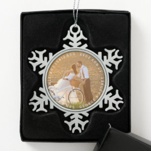 Adorno De Peltre Tipo Copo De Nieve Sr. y Sra. First Christmas Circle Text Boda Photo