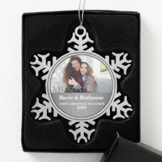 Adorno De Peltre Tipo Copo De Nieve Sra. y Sra. Silver Damask Primera Navidad