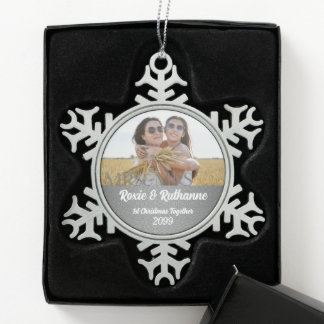 Adorno De Peltre Tipo Copo De Nieve Sra. y Sra. Silver Damask Primera Navidad
