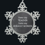Adorno De Peltre Tipo Copo De Nieve Teacher Miracle Worker Chalkboard Design Gift Idea<br><div class="desc">Maestra aprendiza a trabajar en el sector del arte de Chalkboard Diseño docente Regalo Idea Ornamento de árbol de Navidad</div>