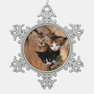 Adorno De Peltre Tipo Copo De Nieve Tres gatitos curiosos y delicados se enfrentan a u