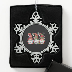 Adorno De Peltre Tipo Copo De Nieve Tres Gnomos Buffalo Cuadros Rojos Navidad