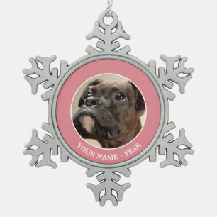 Adorno De Peltre Tipo Copo De Nieve Un cachorro de Brindle Boxer mirando curiosamente.