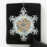 Adorno De Peltre Tipo Copo De Nieve Yule Tree Winter Solstice Floral Wicca Pentacle<br><div class="desc">Abróchese su yule con el diseño de este ornamento de copo de copo de nieve del solsticio de invierno de Yule Tree. El color de fondo de este adorno se edita fácilmente en el editor de Zazzle! ¡Que tengas un buen y bendito solsticio de invierno!</div>