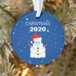 Adorno Divertido inodoro Roll Snowman 2020 Árbol de Navid<br><div class="desc">¡2020 ha sido un año! Esto será un navidad como ningún otro, esparcirá algunas risas con un divertido ornamento de árbol de navidad con virus de la corona. Presentando el texto "Navidades, 2020". Un lindo muñeco de nieve hecho de una torre de rollos de inodoro, usando una máscara de la...</div>