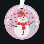 Adorno Divertidos Navidades de Cuarentena de Sad Snowman<br><div class="desc">¡Qué año 2020 ha sido para todos en el mundo! Difundan un poco los navidades aplauden que el año esté casi terminado con este divertido adorno de árbol de navidad lindo y coronavirus. Presentando el texto "EL AÑO DE CUARENTENA 2020", un triste personalizado muñeco de nieve sosteniendo una máscara de...</div>