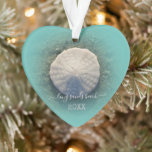Adorno Dólar de arena de Maine Beach<br><div class="desc">Ornamento de Maine Beach Sand Dollar. Crea un Keepsake especial personalizando este adorno de Navidad con tu playa favorita de Maine para encontrar conchas y dólares de arena y agregar la fecha. Este diseño se ha creado con una foto de alta resolución de un dólar de arena natural en una...</div>