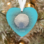 Adorno Dolar de arena de Maine Beach<br><div class="desc">Ornamento de Maine Beach Ocean Sand Dollar. Crea un Keepsake especial personalizando este adorno de Navidad con tu playa favorita de Maine para encontrar conchas y dólares de arena y agregar la fecha. Este diseño se ha creado con una foto de alta resolución de un dólar de arena natural en...</div>