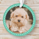 Adorno Dots modernos y juguetones Mascota Perro cachorro<br><div class="desc">El diseño se compone de puntos modernos y juguetones que enmarcan la foto del personalizado. Añade una foto de tu perro o cachorro mascota y agrega nombre y año.</div>
