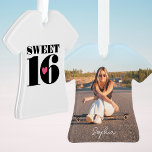 Adorno Dulce retro 16 Nombre personalizado Cumpleaños Fot<br><div class="desc">Celebra un dulce decimosexto con un adorno de fotos personalizados. Perfecto para la estrella de cumpleaños que ama las vibraciones antiguas y el estilo audaz. El diseño en forma de camiseta presenta la tipografía "Sweet 16" de moda retro, con un corazón de amor. Personalice la plantilla con una foto favorita...</div>