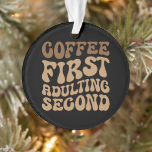 Adorno El Café Primero, Adulto Después Funny Caffeine Lov