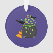 El cuervo de la bruja linda mirando hacia un calde