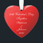Adorno El día de San Valentín 50 Juntos Nombres Corazón R<br><div class="desc">Impreso con plantillas monogramadas de nombre y plantilla de año en romántico fondo rojo de corazón para parejas que celebran su 50° El día de San Valentín juntos. Hace un hermoso regalo de El día de San Valentín para él o ella.</div>