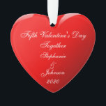 Adorno El Quinto Día de San Valentín reúne a los nombres<br><div class="desc">Impreso con plantillas monogramadas de nombres y plantilla de año con fondo romántico de corazón rojo para parejas que celebran juntos su quinto día de San Valentín. Le hace un hermoso regalo de San Valentín.</div>
