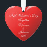 Adorno El Quinto Día de San Valentín reúne a los nombres<br><div class="desc">Impreso con plantillas monogramadas de nombres y plantilla de año con fondo romántico de corazón rojo para parejas que celebran juntos su quinto día de San Valentín. Le hace un hermoso regalo de San Valentín.</div>