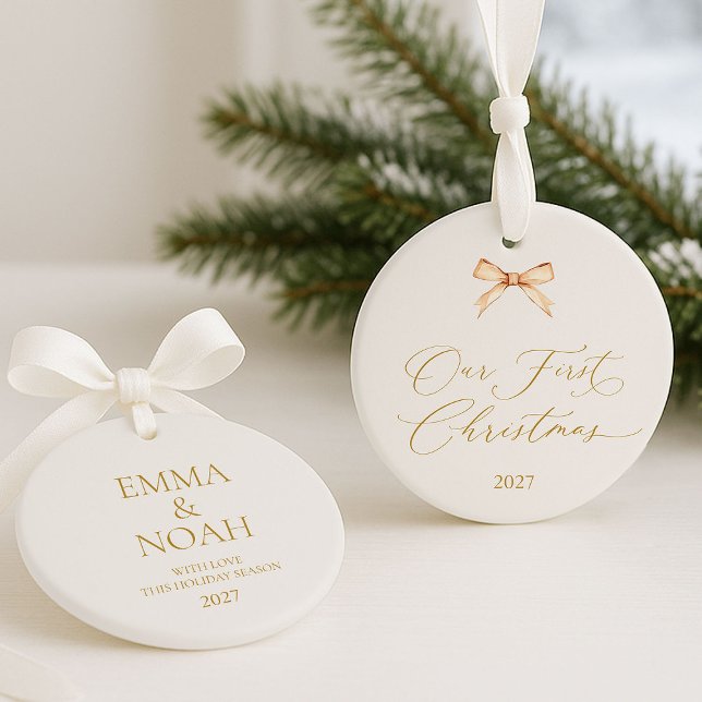 Adorno Elegant Gold Script “Our First Christmas”  (Subido por el creador)