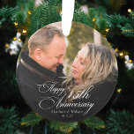 Adorno Elegante foto de pareja de aniversario<br><div class="desc">Celebra tu amor con nuestro ornamento de fotos de parejas de aniversario elegante, que incluye tu foto favorita de pareja y una fecha de aniversario personalizada en caligrafía elegante. Este conservador moderno es la manera perfecta de honrar tu día especial, ¡convirtiéndolo en un regalo atemporal y reflexivo para cualquier celebración...</div>