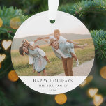 Adorno Elegante minimalista simple | Foto familiar de Nav<br><div class="desc">Un elegante árbol de navidad fotográfica minimalista adornado con la tipografía clásica "Felices Fiestas" en negro sobre un simple fondo blanco minimalista. La foto, el saludo de vacaciones y el nombre se pueden personalizar fácilmente para un toque personal. Un diseño de navidades sencillo, minimalista y contemporáneo que destaca en esta...</div>