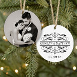 Adorno Elegante Monograma de Boda Flourish Negro<br><div class="desc">Personalice este adorno de vacaciones de keepsake recién casados con su retrato favorito del día de la boda (consejo: recortar foto a forma cuadrada antes de subir). Un elegante monograma negro enmarcado por rollos y floridos de época se puede personalizar con los nombres de novias y novios y la fecha...</div>