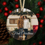 Adorno Elegante primer conservador de fotos de Navidad<br><div class="desc">Simplemente elegante adorno de la "Primera Navidad" para la primera Navidad de una pareja o los primeros Navidades casados de una pareja recién casada. Ornament presenta un diseño fotográfico de dos caras con texto personalizado que se puede personalizar. El color del texto blanco se puede modificar para complementar la foto....</div>