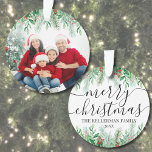 Adorno Elegante vegetación Feliz Navidad Fotografía de la<br><div class="desc">Nombre Personalizado Elegante Vegetación Feliz Navidad Guión Familia Personalizado de fotografía con fecha. Cree un toque personalizado para las vacaciones con este elegante adorno navideño, que incluye una gran foto familiar enmarcada por un exuberante vegetación botánica. La parte superior muestra un gradiente blanco impecable que se funde en ramas de...</div>