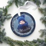 Adorno Elegante Wreath de color de agua de la marina y fo<br><div class="desc">Nuestra colección abstracta de Navidades nocturnos de invierno con joyas doradas estrelladas captura una opulencia real con un toque abstracto moderno. El azul marino profundo, las joyas doradas y azules y los toques de color azul crean un elegante ambiente nocturno. El diseño presenta un diseño fotográfico único para mostrar su...</div>