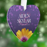 Adorno Elegantes Daisies de Oro con Boda Purpurina Púrpur<br><div class="desc">Celebra tu día especial con este adorno conmemorativo de boda con temática floral, que incluye elegantes letras blancas con confeti morado de lavanda y daisies africanos dorados sobre un fondo violeta morado a negro. Añade los nombres de los recién casados y la fecha de boda. El reverso muestra un diseño...</div>