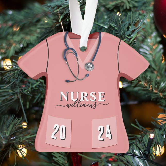 Adorno Enfermera Scrubs Camisas rosas Stethoscope Navidad (Nurse Scrubs Pink Shirt Stethoscope Christmas Ornament
)