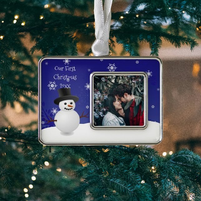 Adorno Escena de invierno de Snowman azul enmarcada prime (Blue Snowman Winter Scene First Christmas Framed Ornament)