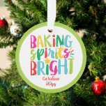 Adorno Espíritus de hormigón Tratamientos de Navidades Co<br><div class="desc">Este diseño de Navidades presenta el texto "aguardientes de hornear brillantes" en tipografía divertida y colorida. Haga clic en el botón personalizar para obtener más flexibilidad al añadir/modificar el texto y/o los gráficos. Las variaciones de este diseño y los productos de coordinación están disponibles en nuestra tienda, zazzle.com/store/doodlelulu. Contáctenos si...</div>