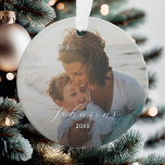 Adorno Familia de fotos simple nombre de guión elegante y<br><div class="desc">Familia fotográfica simple nombre de guión elegante y adorno navideño del año</div>