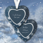 Adorno Faux Diamond Heart Snowflake Me Casarás<br><div class="desc">Imaginen su sorpresa y deleite cuando abre el paquete que contiene este hermoso ornamento personalizado de la propuesta de matrimonio! Presenta el texto de su personalizado sobre un fondo azul oscuro dentro de un marco en forma de corazón falso purpurinoso. El marco se coloca sobre un fondo de copos de...</div>