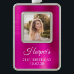 Adorno Faux Hot Pink Relieve metalizado 21st Birthday Pho<br><div class="desc">Crea tu propio adorno de fotos con marcos de conservas de 21 años. Puede cambiar el color del tipo de letra blanco. Hay espacio para aumentar el tamaño de letra de algunos nombres. Las obras de arte digitales presentan falsos magenta y Relieve metalizado metalizado rosado caliente. Los elementos artísticos se...</div>