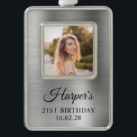 Adorno Faux Relieve metalizado plateado 21st Birthday Pho<br><div class="desc">Crea tu propio adorno de fotos con marcos de conservas de 21 años. Las obras de arte digitales presentan un Relieve metalizado metalizado falso plateado y gris plateado. Los elementos artísticos se imprimen como una foto. Hay espacio para aumentar el tamaño de letra de algunos nombres.</div>