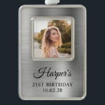 Adorno Faux Relieve metalizado plateado 21st Birthday Pho<br><div class="desc">Crea tu propio adorno de fotos con marcos de conservas de 21 años. Las obras de arte digitales presentan un Relieve metalizado metalizado falso plateado y gris plateado. Los elementos artísticos se imprimen como una foto. Hay espacio para aumentar el tamaño de letra de algunos nombres.</div>