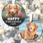 Adorno Felices Pawlidays Cuppy Dog Navidades<br><div class="desc">Ornamento de fotos de perros "Happy PAWlidays" personalizado. Añade un poco de alegría y humor a tu decoración con este adorno de perros lúdico, perfecto para mostrar el lado travieso de tu cachorro. La parte delantera presenta el texto festivo "Happy PAWlidays" como un giro divertido en el tradicional saludo de...</div>