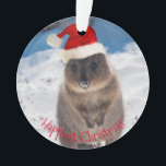 Adorno Feliz Feliz Navidad Quokka Beach Australia<br><div class="desc">En la playa de Australia se celebran navidades como en verano. Y tus Navidades no pueden ser mejores, más felices y más cortos que con esta quokka - el animal más feliz del mundo. Decoren y iluminen su árbol con este adorno único. Definitivamente pondrá una sonrisa en la cara de...</div>